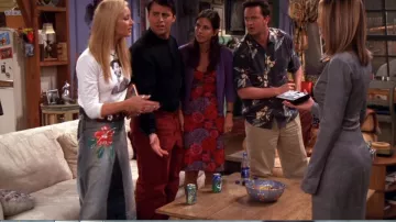 Jupe en jean porté par Phoebe Buffay (Lisa Kudrow) les Amis (S08E04)
