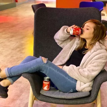 Los jeans usados por Nadège en su cuenta de Instagram @deujna