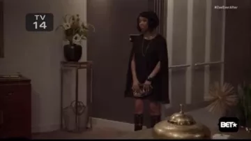 La robe cape noire DKNY portée par Zoe Moon (Brandy) dans la série Zoe Ever After (S01E02)