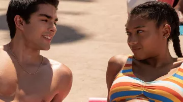 Rayé Haut de Bikini porté par Monse Finnie (Sierra Capri) comme on le voit Sur Mon Bloc (Saison 3, Épisode 3)