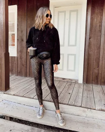 Leggings leopardo de piel sintética de Jaime Shrayber en la cuenta de Instagram @jaimeshrayber