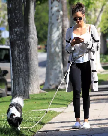Haoduoyi Long Rayé Cardigan porté par Nina Dobrev, promener Son Chien, le 7 avril 2020