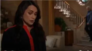 Alexis bittar Serpent de la Chaîne Boucles d'oreilles portées par Quinn Fuller (Rena Sofer) comme on le voit sur Le Gras et le Beau, le 8 avril 2020