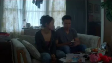 Sudadera con capucha gris con cremallera usada por Georgia 'George' Fan (Leah Lewis) en Nancy Drew Temporada 1 Episodio 17