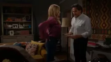 Ramy brooke Feuille Imprimée Luanne Haut porté par Shauna Fulton (Denise Richards), comme on le voit sur Le Gras et le Beau, le 8 avril 2020
