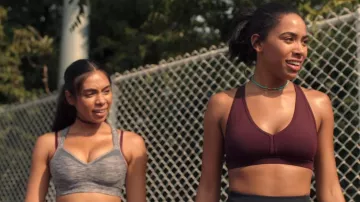 Violet soutien-gorge de sport portés par Addy Hanlon (Herizen Guardiola) à Oser Me (S01E01)