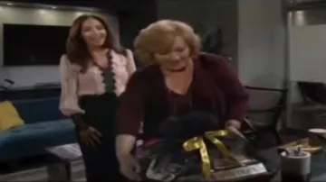 Nanette lepore de Soie en Dentelle-Coupe Chemisier porté par Lily Winters (Christel Khalil) comme on le voit sur les Jeunes et Les Agités du 8 avril 2020