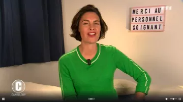 Le pull cachemire col rond vert de Alessandra Sublet dans C'est Canteloup le 08.04.2020