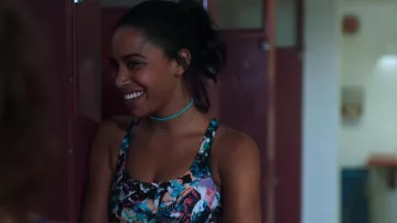 Imprimé bleu soutien-gorge de sport portés par Addy Hanlon (Herizen Guardiola) à Oser Me (S01E01)