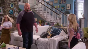 Skechers sac à dos rose et imprimé porté par Mandy (Lily Brooks O'Briant) comme on le voit dans Le Grand Spectacle Spectacle (S01E01)