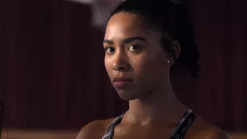 Gargantilla de plata usada por Addy Hanlon (Herizen Guardiola) en Dare Me (S01E02)