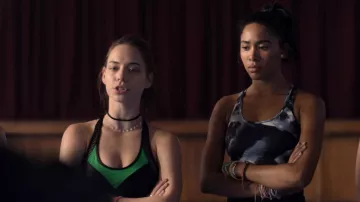 Sujetador deportivo negro y gris usado por Addy Hanlon (Herizen Guardiola) en Dare Me (S01E02)