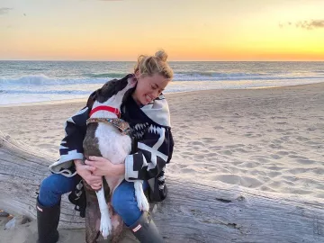 Pendleton Los Ojos Black Trench porté par Reese Witherspoon Marche de Ses Chiens, le 6 avril 2020