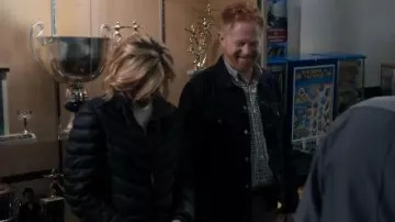 Noir Inhalateur, Manteau porté par Claire Dunphy (Julie Bowen) dans Modern Family Saison 11 Épisode 18