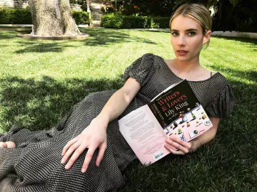 Writers & Lovers por Lily King utilizado por Emma Roberts Instagram 7 de abril de 2020