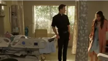 Vestido de seda azul usado por Cristal Carrington (Daniella Alonso) en Dynasty Temporada 3 Episodio 16