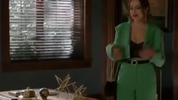 Sac en velours porté par Fallon Carrington (Elizabeth Gillies) dans la Dynastie Saison 3 Épisode 16