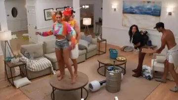 Tie Dye Crop Sweater usado por Amanda Batula en Summer House Temporada 4 Episodio 10