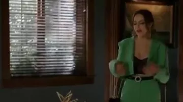 Cinturón de cuero negro usado por Fallon Carrington (Elizabeth Gillies) en Dynasty Temporada 3 Episodio 16