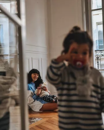 The blue shirt and white worn by Leeloo on his account Instagram @dressingleeloo