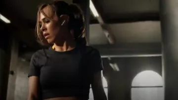 Noir Pro AeroAdapt Crop Top porté par Emilie Lopez (Jessica Camacho) dans Toute la Remontée de la Saison 1 Épisode 19