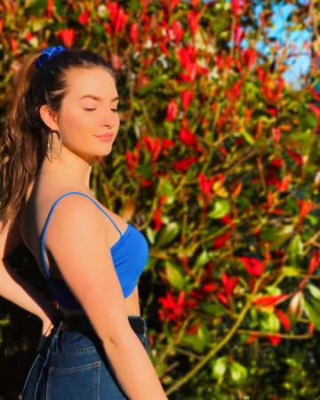 Top azul usado por Celia en la cuenta de Instagram de @celia_7721