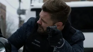Under Armour Noir Gants Tactiques porté par Adam Ruzek (Patrick Flueger) comme on le voit dans Chicago P. D. (S07E19)