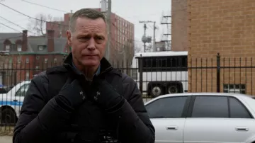 Under Armour black gloves worn by Hank Voight (Jason Beghe) as seen in Chicago P.D. (S07E19)