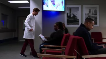Under Armour Micro G Pursuit Running Shoes usado por Will Halstead (Nick Gehlfuss) como se ve en Chicago Med (S05E19)