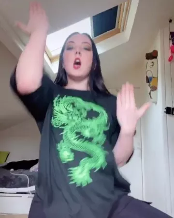 Le t-shirt imprimé dragon porté par Camille Stengel sur son compte Instagram @camille__stengel