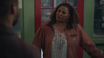 Carhartt veste portée par Constance (Pam Grier) comme on le voit dans le Bénisse Ce Gâchis (S02E17)