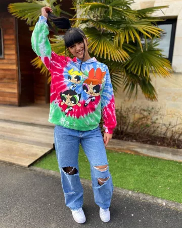 La sudadera con capucha Super Nanas tie y tinte que lleva Lenna Vivas en su cuenta de Instagram @lenna.vivas