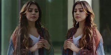 Le gilet à franges Zara bleu et bronze porté par Lu (Danna Paola) in Elite (Saison 1 Épisode 2)