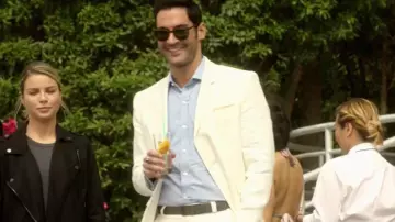 Le costume blanc en lin de Lucifer Morningstar (Tom Ellis) dans Lucifer (S02E11)
