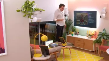 La lámpara de mesa amarilla en el apartamento de Maxime en The Circle Game