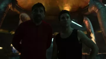 The tank top black of Denver (Jaime Lorente) in The casa de papel Part 4 Episode 2