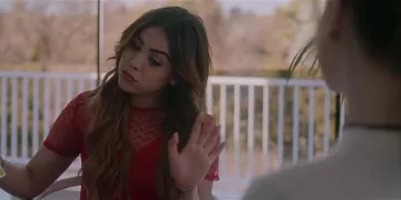 La robe rouge à manches courtes et petits cœurs portée par Lu (Danna Paola) dans la série Élite (Saison 1 Épisode 3)