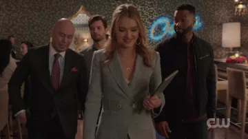 Blazer bleu porté par Kirby Anders (Maddison Brun) dans Dynastie (S03E16)