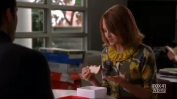 Le gilet Anthropologie modèle Tabitha porté par Emma Pillsbury (Jayma Mays) dans la série Glee (Saison 2 Épisode 5)