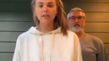 Crème Hoodie, portés par Hannah Brown dans La Bachelorette