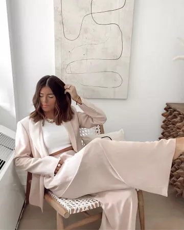 Bcbgmaxazria Twill Blazer de Tiffany Jais en la cuenta de Instagram @flauntandcenter