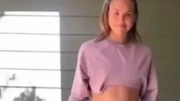 Rose Cropped Sweat-shirt porté par Hannah Brown dans La Bachelorette