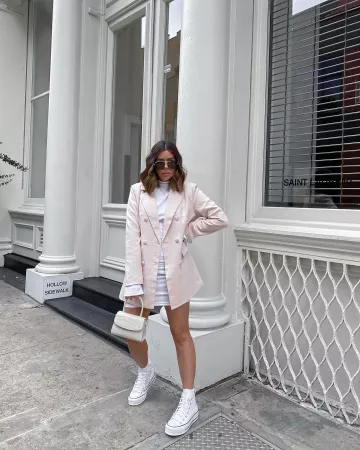 Converse White Sneakers de Tiffany Jais en la cuenta de Instagram @flauntandcenter