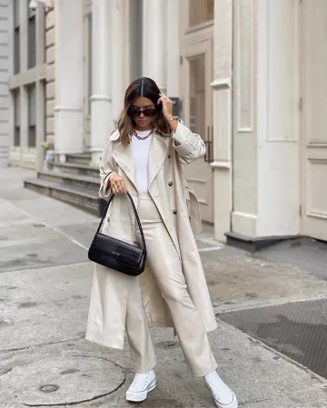 Gabardina longline de Tiffany Jais en la cuenta de Instagram @flauntandcenter