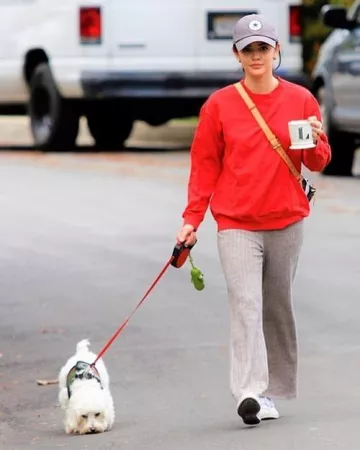 Converse Tipoff Patch Hat usado por Lucy Hale paseando a su perro 8 de abril de 2020