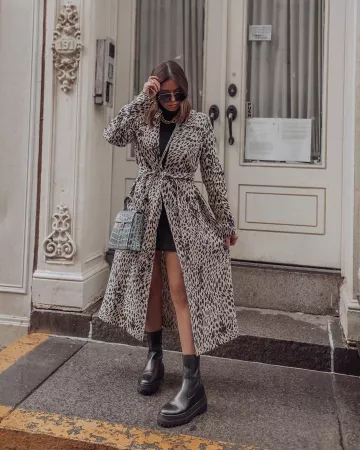 Vestido de suéter en negro de Tiffany Jais en la cuenta de Instagram @flauntandcenter