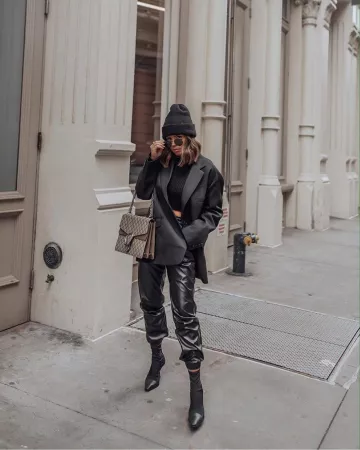 Jogger Pants Black de Tiffany Jais en la cuenta de Instagram @flauntandcenter