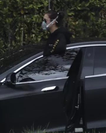 Dior Lunettes de soleil Rondes porté par Nina Dobrev, Los Angeles, le 8 avril 2020