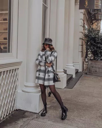 Revisa coat of Tiffany Jais en la cuenta de Instagram @flauntandcenter