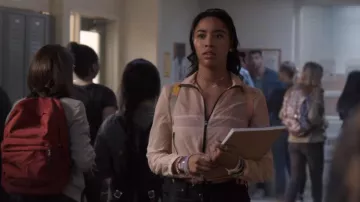 Gargantilla de oro usada por Addy Hanlon (Herizen Guardiola) en Dare Me (S01E02)